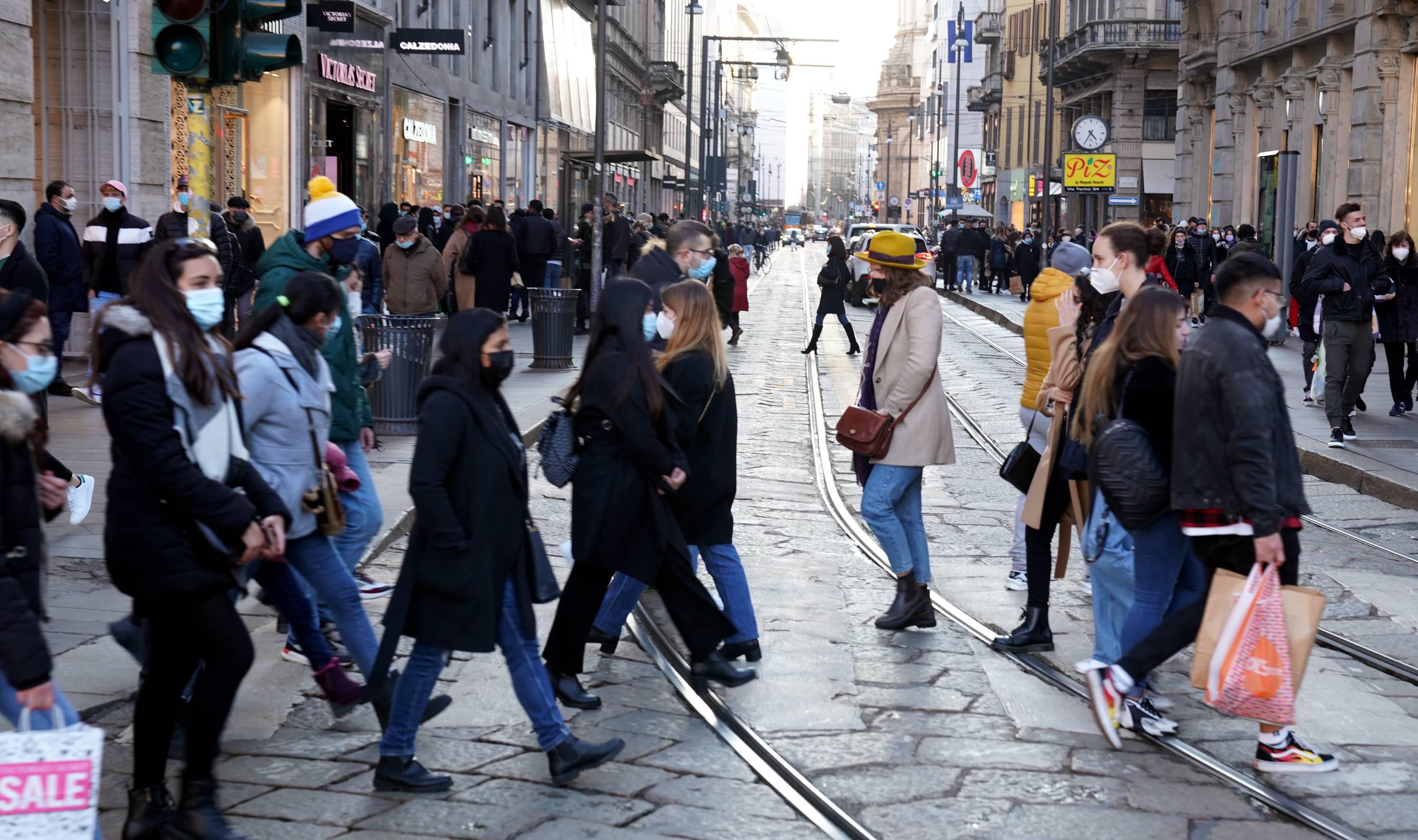 Italia quasi tutta zona gialla, allarme per assembramenti nelle città