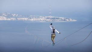 Jaan Roose fallisce l'impresa: sullo Stretto di Messina su slackline cade e il record sfuma