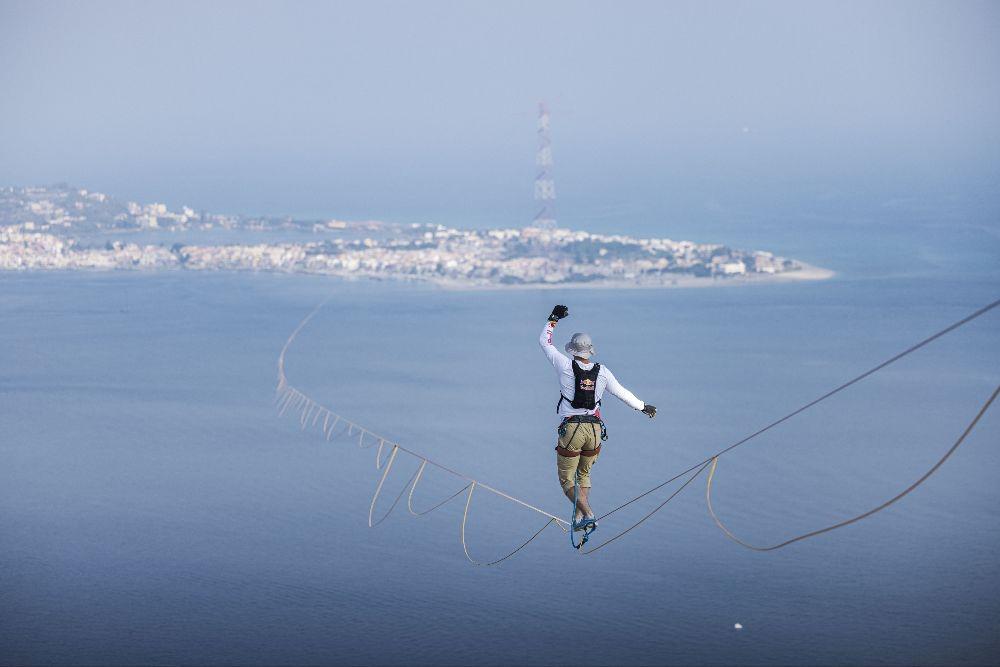 Jaan Roose fallisce l'impresa: sullo Stretto di Messina su slackline cade e il record sfuma