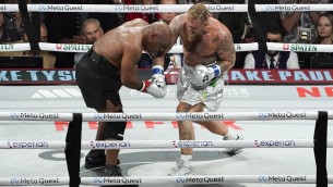 Jake Paul batte Mike Tyson, tanti sbadigli e pochi pugni nel match dell'anno