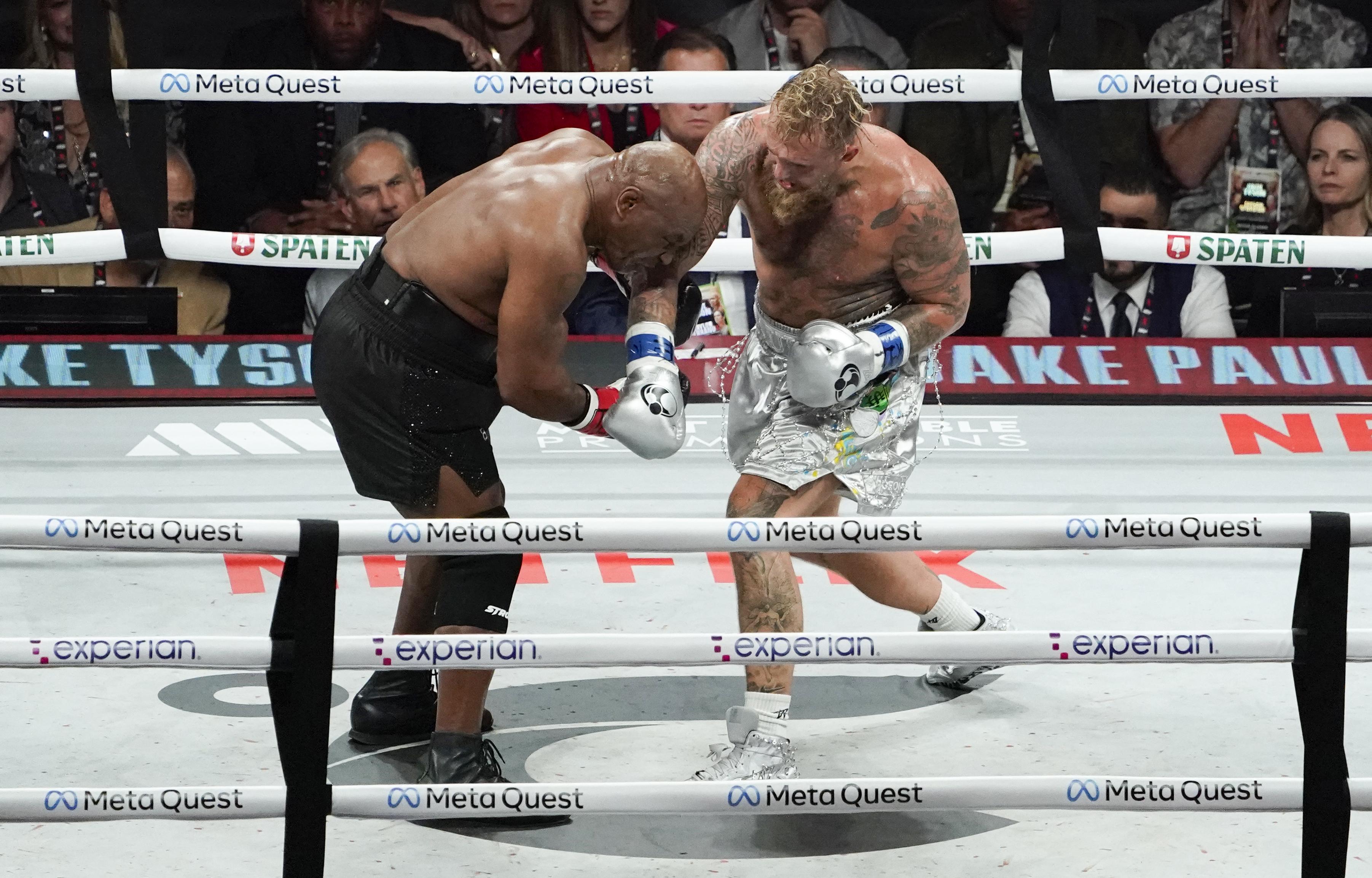 Jake Paul batte Mike Tyson, tanti sbadigli e pochi pugni nel match dell'anno