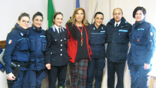 la-direttrice-angela-paravati-il-commissario-simona-poli-il-comandante-aldo-scalzo-ed-il-personale-di-polizia