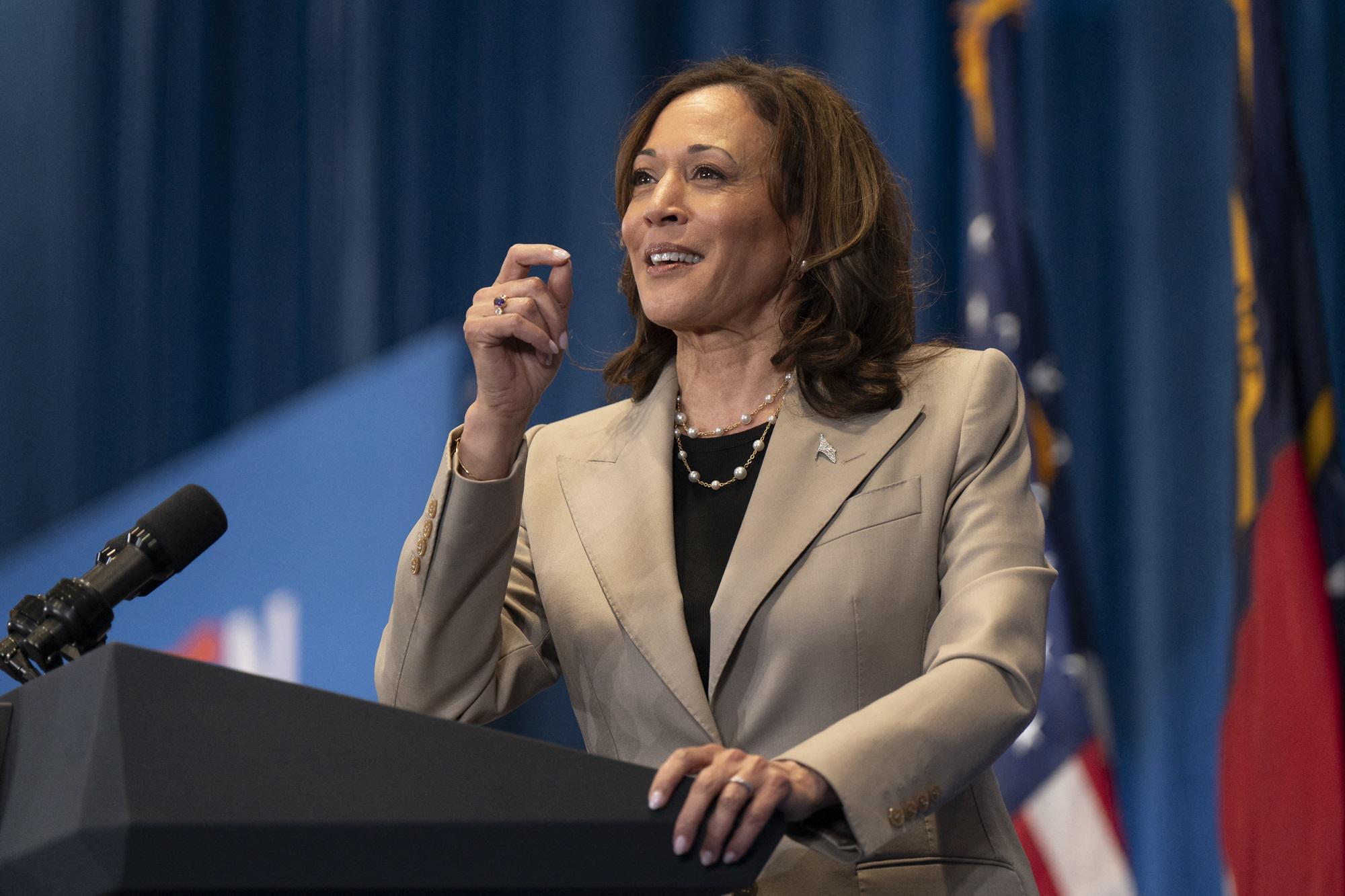 La 'pioniera' Kamala Harris, chi è la vice di Biden che potrebbe diventare presidente