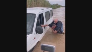 La strada è un fiume, bloccato in auto: salvato dai vigili del fuoco a Lamezia Terme - Video