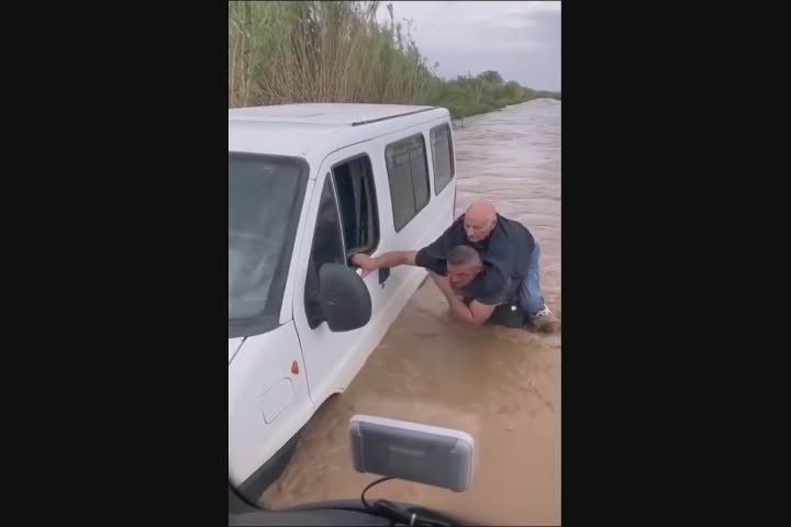 La strada è un fiume, bloccato in auto: salvato dai vigili del fuoco a Lamezia Terme - Video