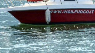 Lago di Como, noleggiano barca per fare il bagno al largo: lui muore a 22 anni, salvata la ragazza