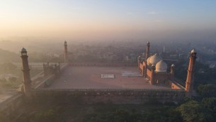 Lahore soffoca, smog a livelli record