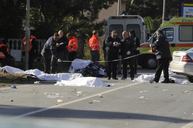 AUTO TRAVOLGE CICLISTI IN CALABRIA: SETTE MORTI