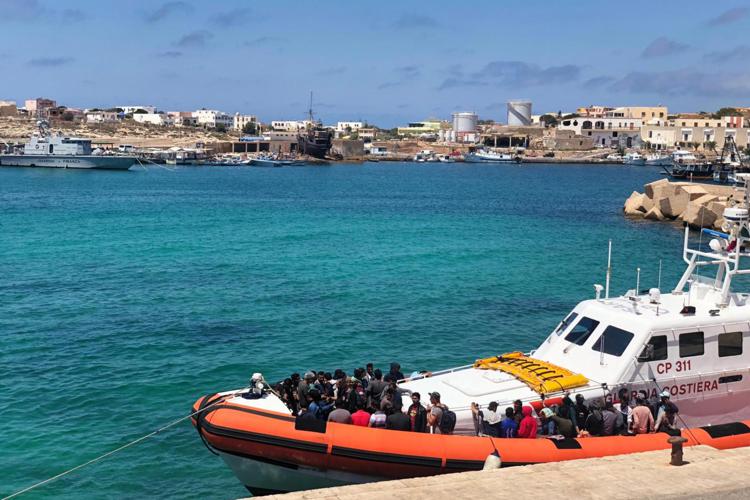 Lampedusa, 2 bimbi morti su barcone