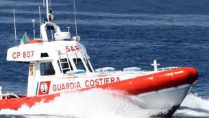 Lecce, gonfiabile prende il largo in mare: salve due bambine