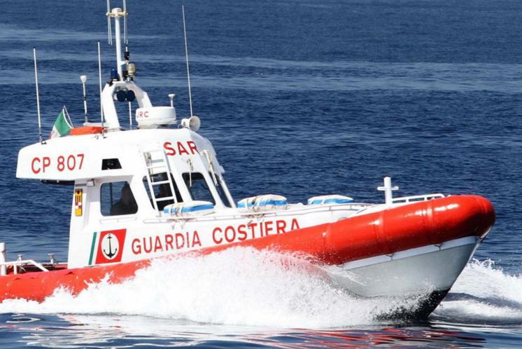 Lecce, gonfiabile prende il largo in mare: salve due bambine