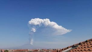 L'Etna 'accelera', nube lavica alta 12 km