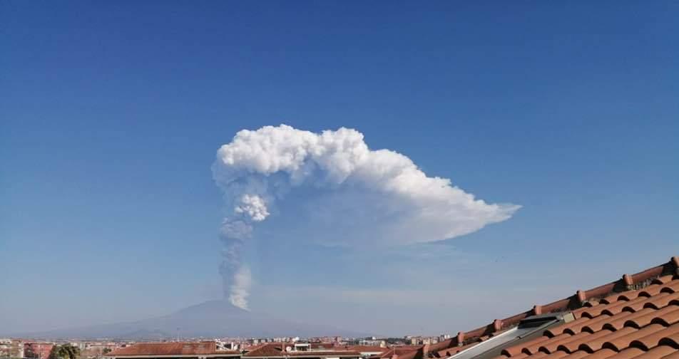 L'Etna 'accelera', nube lavica alta 12 km