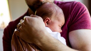 Lgbt, a Milano riprendono trascrizioni atti nascita figli di due papà