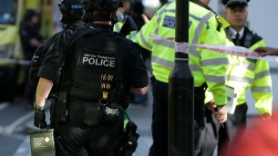 Londra, una persona accoltellata sul ponte di Westminster