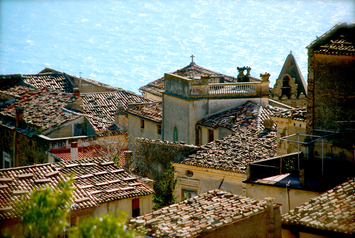 Uno scorcio del centro storico di Longobardi (Cosenza)