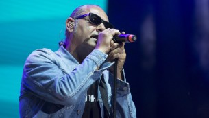 Luca Carboni, il ritorno per festeggiare i 40 anni di carriera tra canzoni e pittura