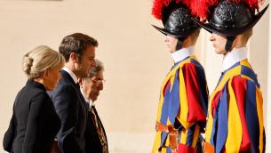 Macron in Vaticano per l'incontro con il Papa