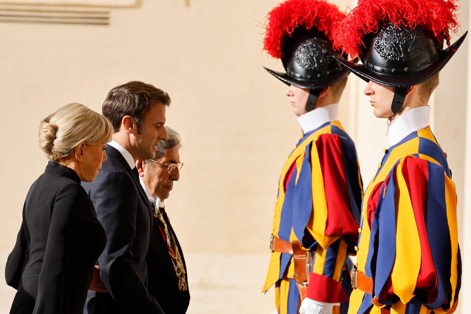 Macron in Vaticano per l'incontro con il Papa