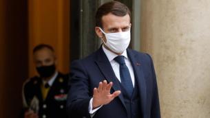 Macron preso a schiaffi, il video della tv