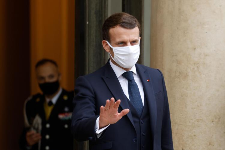 Macron preso a schiaffi, il video della tv