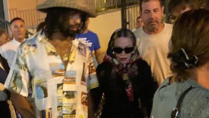 Madonna a Terracina, toccata e fuga per la popstar e il nuovo boyfriend