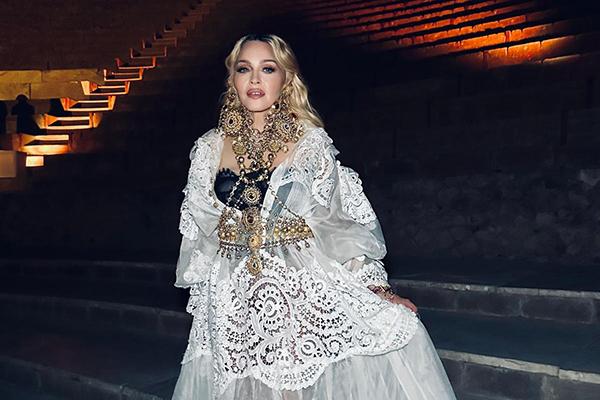 Madonna visita gli scavi di Pompei e finanzia il progetto per ragazzi 'Sogno di volare'