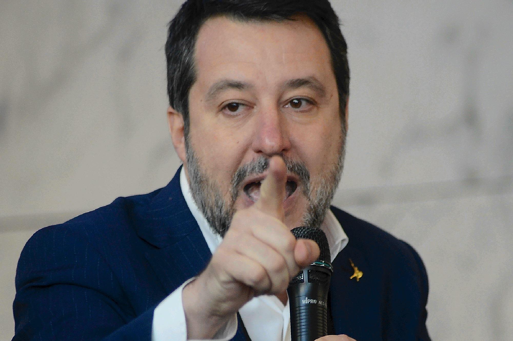 Mafia, ira Salvini: "Io mandante? Delirio a sinistra, querelo"