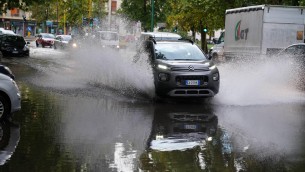 Maltempo a Milano, temporali e vento forte: oltre 100 chiamate ai pompieri