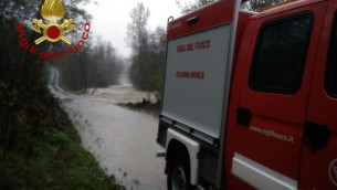 Maltempo, auto travolte dall'acqua nel foggiano: disperso un vigile del fuoco