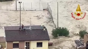 Maltempo Bagnacavallo, il Lamone rompe l'argine: gente sui tetti - Video