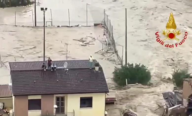 Maltempo Bagnacavallo, il Lamone rompe l'argine: gente sui tetti - Video