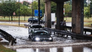 Maltempo, bomba d'acqua su Milano: in un'ora caduti 40 mm di pioggia - Video