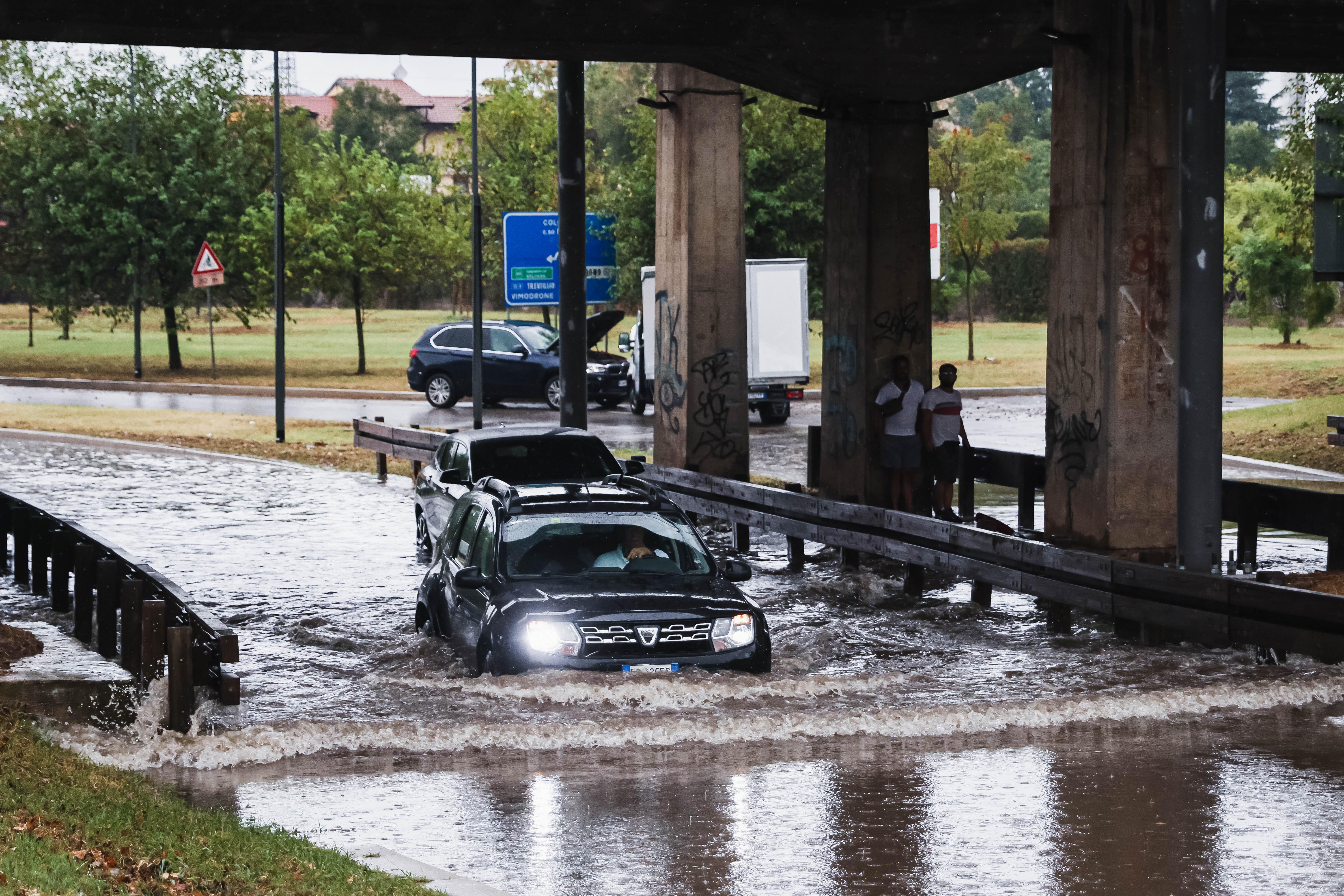 Maltempo, bomba d'acqua su Milano: in un'ora caduti 40 mm di pioggia - Video