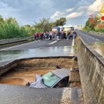 Maltempo Calabria, auto in un cratere a Lamezia Terme: passeggeri in salvo