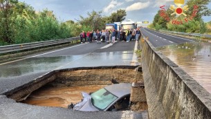 Maltempo Calabria, auto in un cratere a Lamezia Terme: passeggeri in salvo