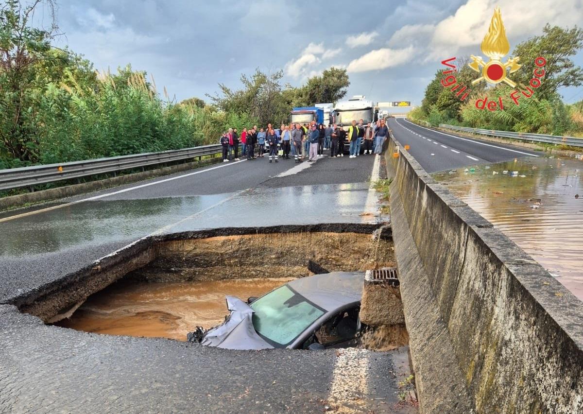 Maltempo Calabria, auto in un cratere a Lamezia Terme: passeggeri in salvo