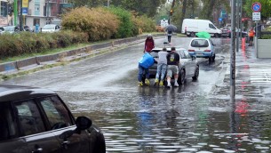 Maltempo, da Milano a Roma piogge e vento sferzano l'Italia: danni e disagi