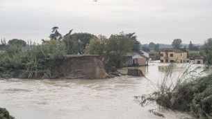 Maltempo Emilia-Romagna, fiume Lamone rompe argine a Traversara