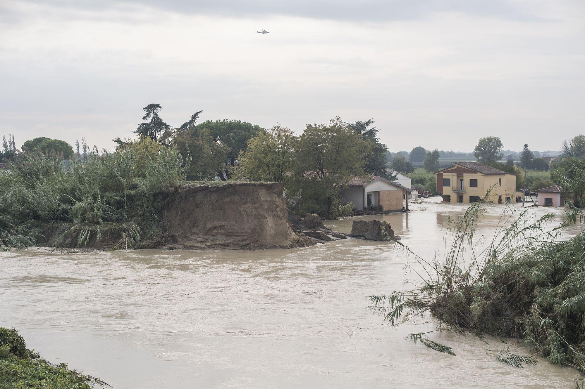 Maltempo Emilia-Romagna, fiume Lamone rompe argine a Traversara