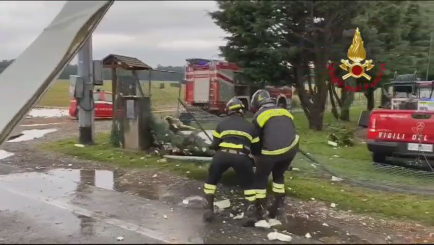 Maltempo Milano, decine di interventi per i vigili del fuoco - Video