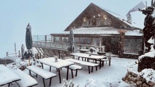 Maltempo, nevicata di settembre sulle Dolomiti: il paesaggio è da favola - Video