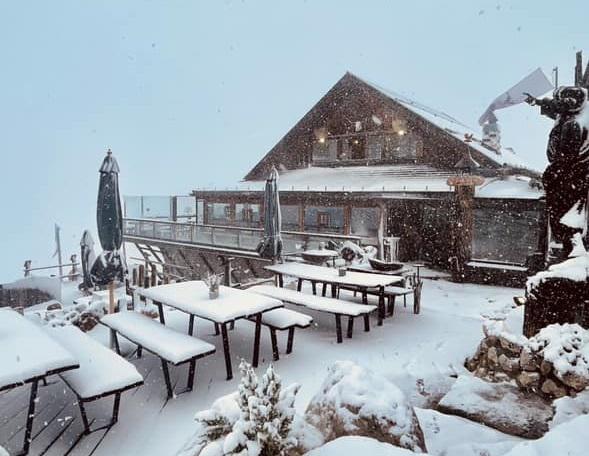 Maltempo, nevicata di settembre sulle Dolomiti: il paesaggio è da favola - Video