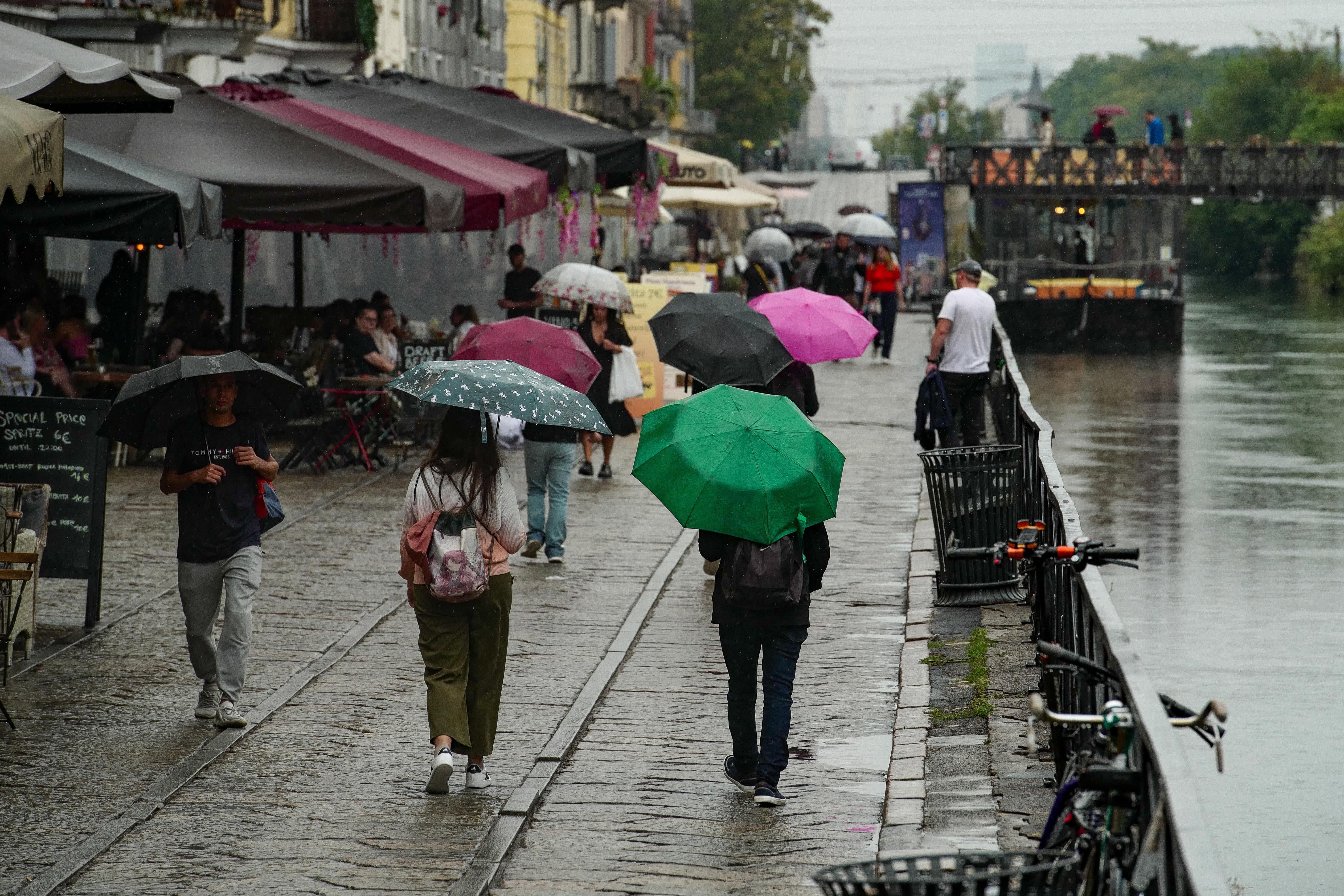 Maltempo oggi, allerta meteo arancione in Lombardia: pioggia da Milano a Roma