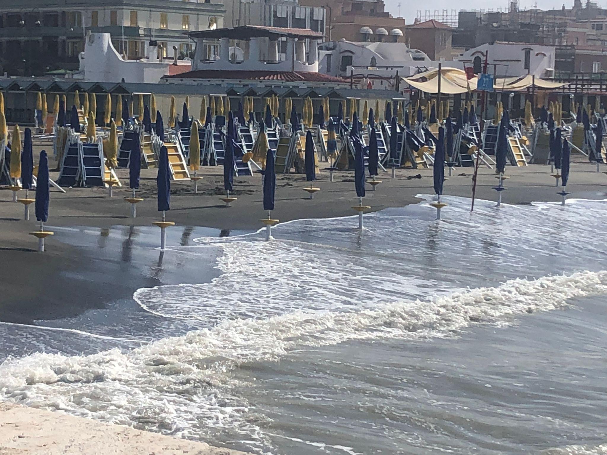 Maltempo Roma, oggi vento e mareggiate a Ostia - Video