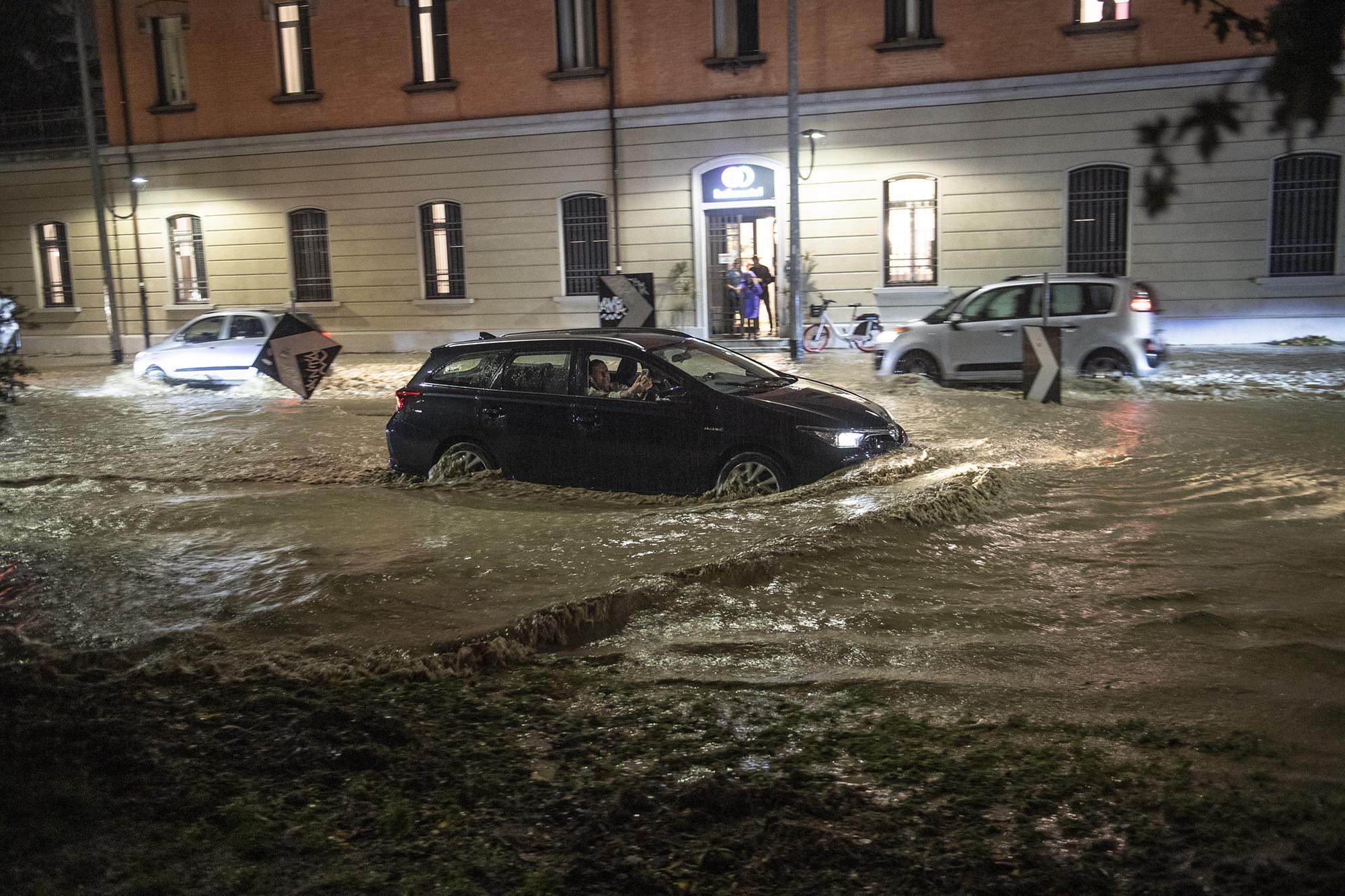 Maltempo sull'Italia, allagamenti da Nord a Sud: a Bologna esonda il Ravone