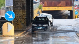 Maltempo sull'Italia, allerta rossa in Lombardia e Liguria: allagamenti a Genova, scuole chiuse