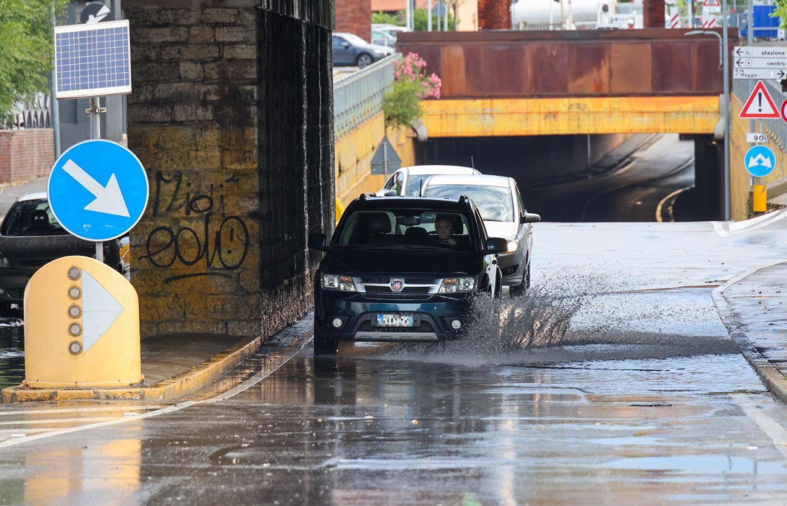 Maltempo sull'Italia, allerta rossa in Lombardia e Liguria: allagamenti a Genova, scuole chiuse