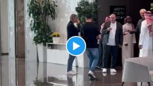 Mancini in Arabia Saudita, ct accolto con mazzo di fiori - Video