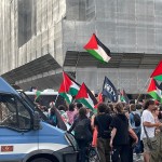 Manifestanti pro Palestina: "Oggi a Milano muore un teatro, boicottiamo il Parenti"